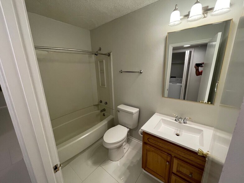 Building Photo - 390 Guzzardo Ln