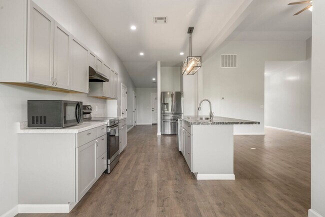 Building Photo - Modern Comfort on 1 Acre in Coweta – Available Now!