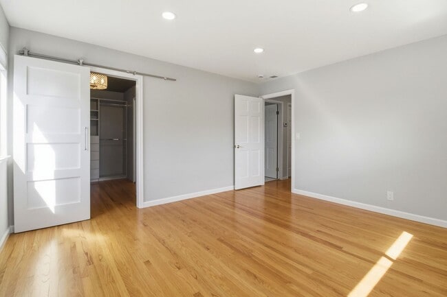 Building Photo - Remodeled 3-Bedroom 2.5-Bathroom Barron Park Home