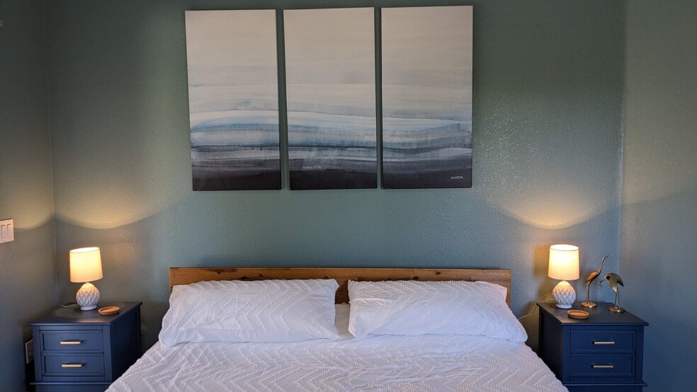 Building Photo - 2402 E 5th St