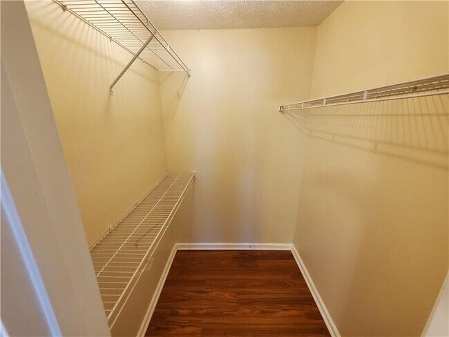 Building Photo - 5450 Twin Lakes Dr