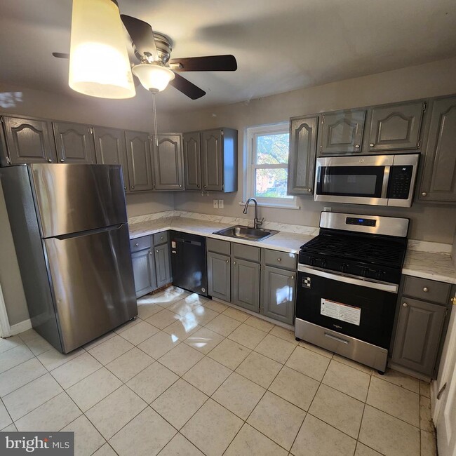 Building Photo - 6512 Hansford St