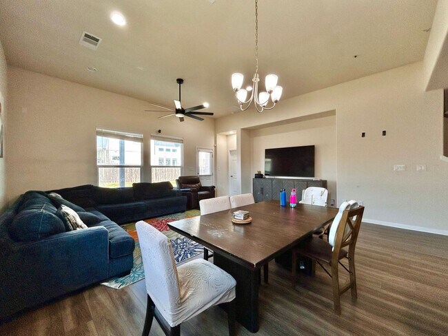 Building Photo - 445 Arrowhead Vine St