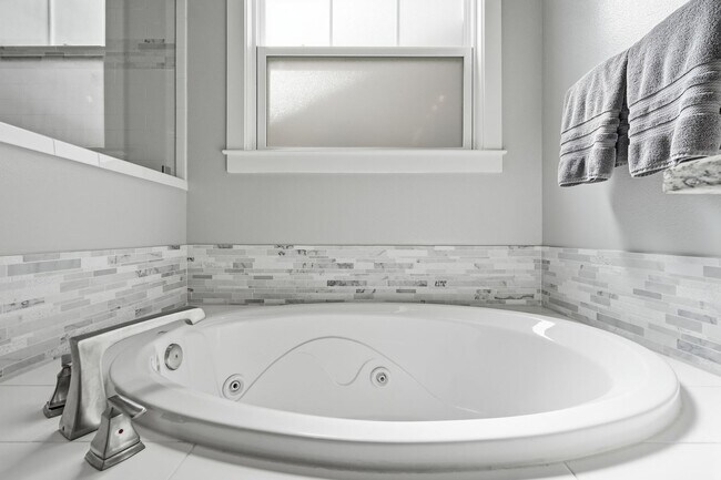 Building Photo - Stunning 4 Bedroom Home with Solar Energy & Private Pool!