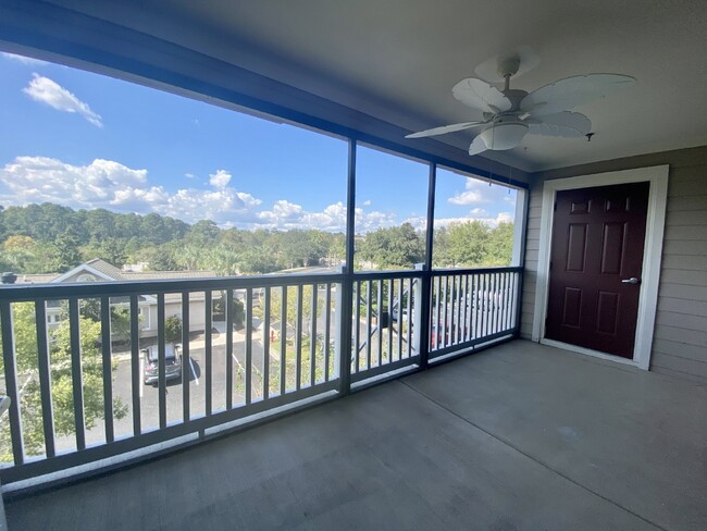 Building Photo - Two Bedroom Spacious Condo Near Everything...