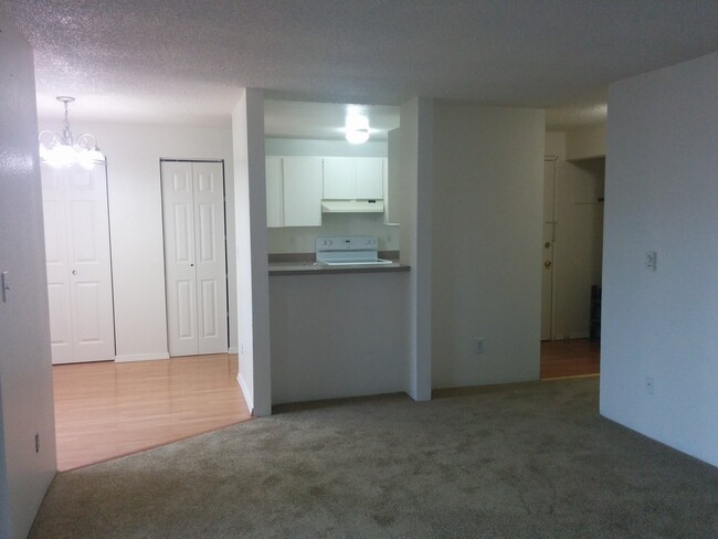 Building Photo - Fully Updated 2 Bedroom Condo in Edmonds!