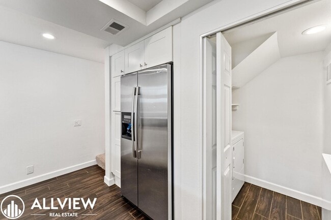 Building Photo - Beautifully Upgraded 2 Bed, 2 Bath + Den W...