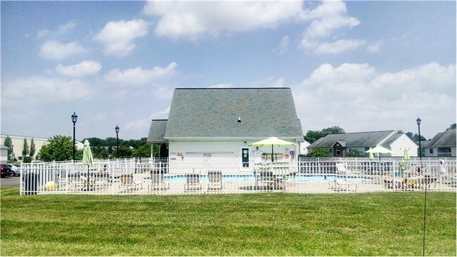Building Photo - 648 Friars Ln