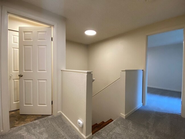 Building Photo - Practical 3 bedroom Des Moines Condo