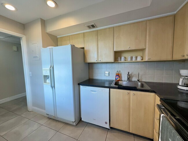 Building Photo - 3100 N Palm Aire Dr