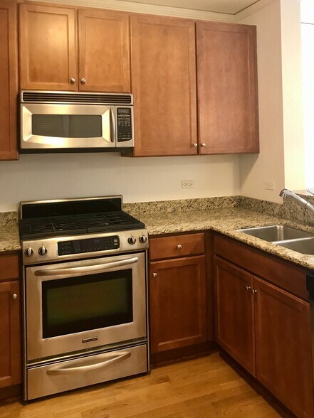 Building Photo - 450 E Waterside Dr