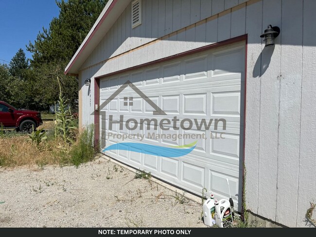 Building Photo - Cozy 2-Bed, 2-Bath Home with Off-Street Pa...