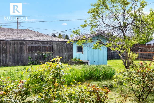 Building Photo - 3 Bedroom / 2 Bath - Ranch Style Home West Medford / Huge Back Yard!