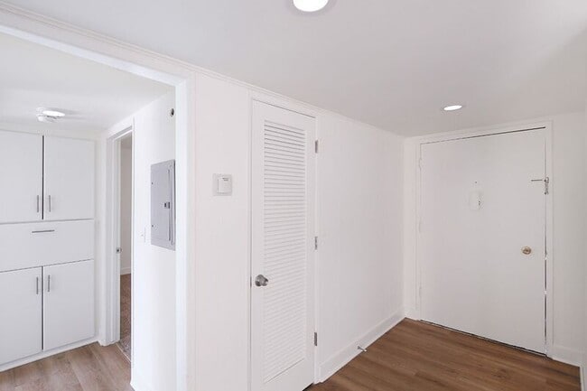 Building Photo - 3155 Montrose Ave