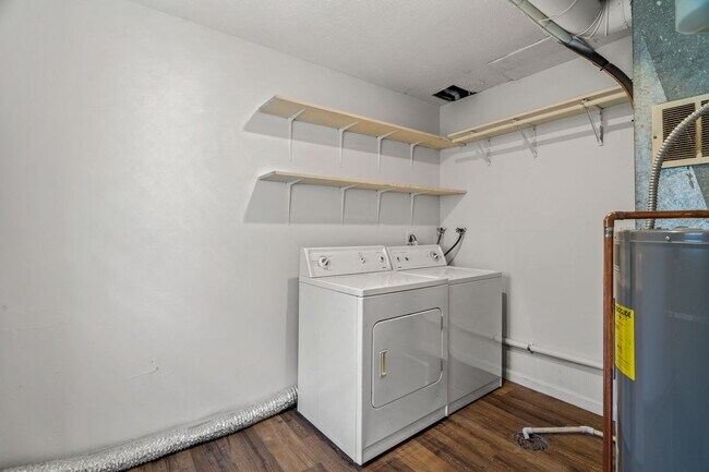 Building Photo - 1304 Essex Ct