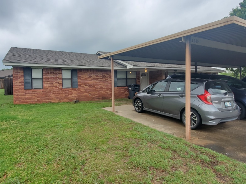 Primary Photo - 2205 S Cedar Loop