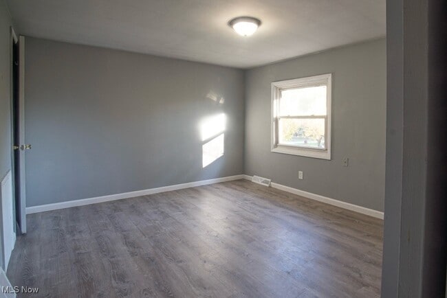 Building Photo - 1399 Barlow Rd