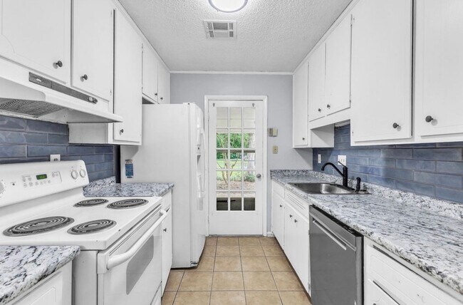 Building Photo - 3962 Fairfield Dr