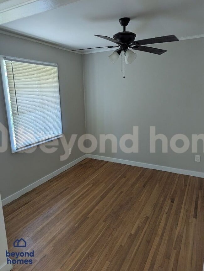 Building Photo - Spacious 3-bedroom, 1.5-bath home availabl...