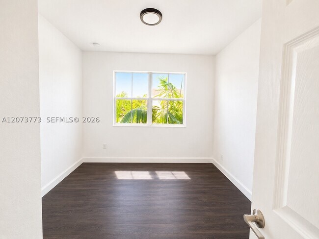 Building Photo - 142 SE 28th Ter