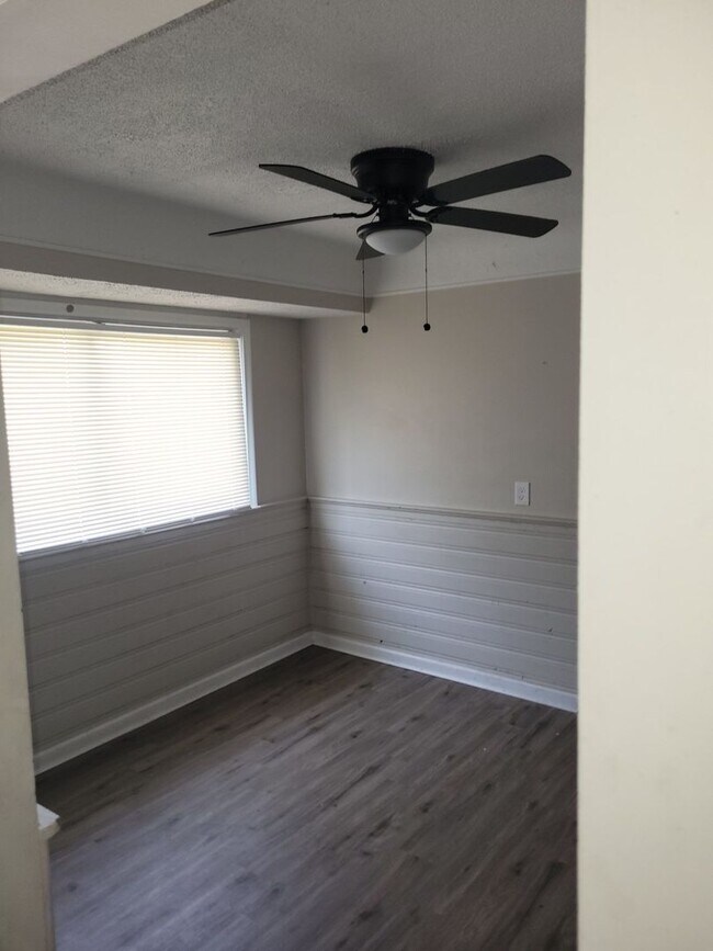 Building Photo - Freshly Renovated 3-Bedroom Home – Quality...