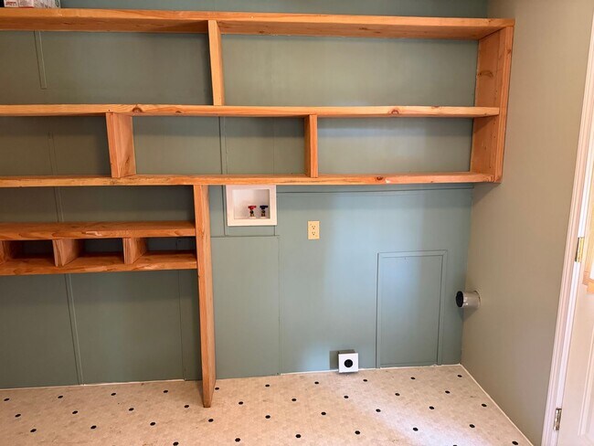 Building Photo - 3-bedroom 2 bath house in Springfield!