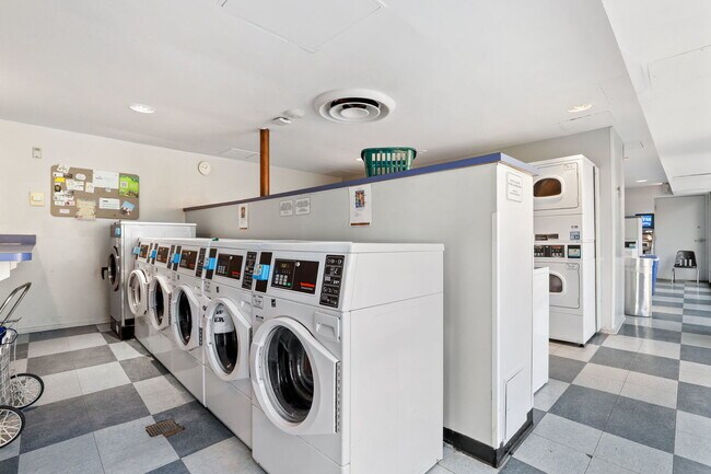 Building Photo - 4343 N Clarendon Ave