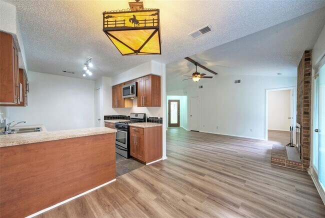 Building Photo - 702 Twin Oak Trail