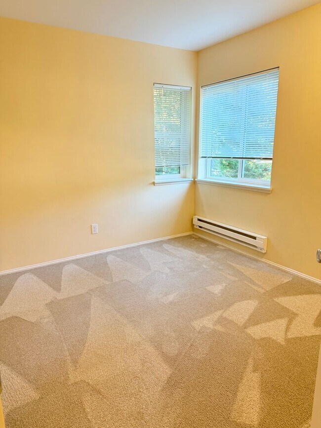 Building Photo - Top-Floor Living in Issaquah!