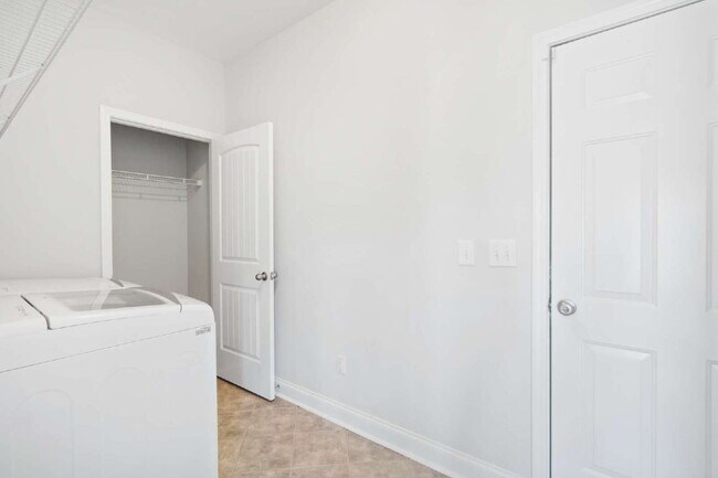 Building Photo - Welcome Home: Spacious 3-Bedroom Retreat i...