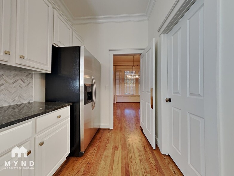 Building Photo - 711 E 9th St