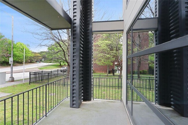 Building Photo - 472 Martin St SE