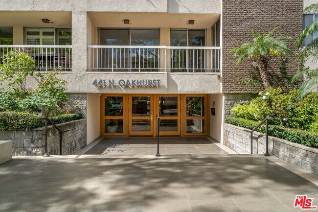 Building Photo - 441 N Oakhurst Dr