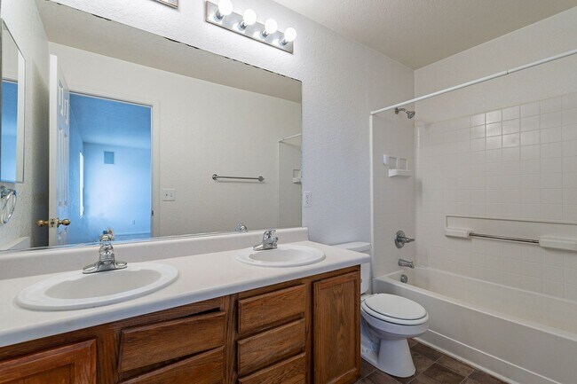 Building Photo - Spacious Oro Valley 4-Bedroom Rental with ...