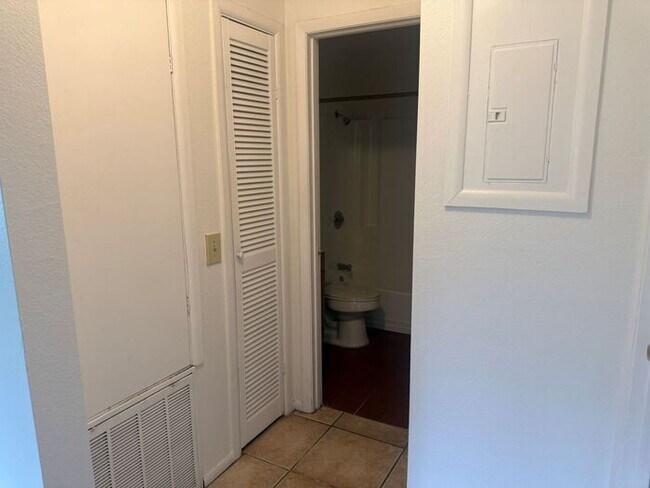 Building Photo - Lovely 1/2 Duplex in St Cloud