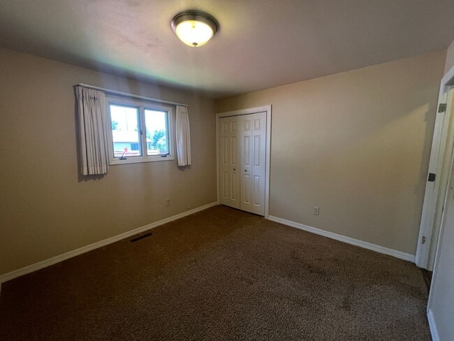 Building Photo - 5 bedroom 3 bathroom home for rent