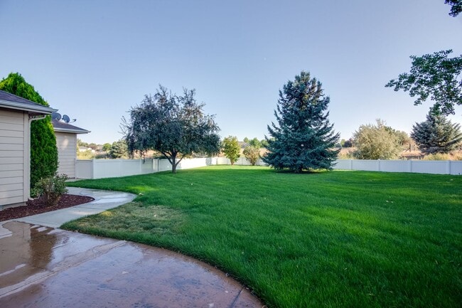 Building Photo - Country Living at it's Best!  Beyond Spaci...