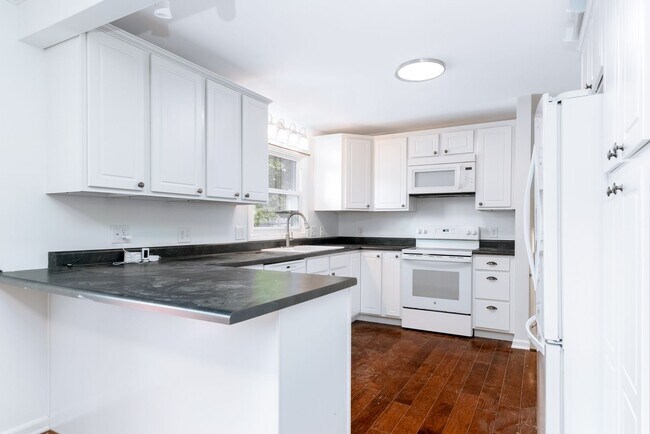 Building Photo - 4 bed/3 bath Walk to Lane Stadium Pet Frie...