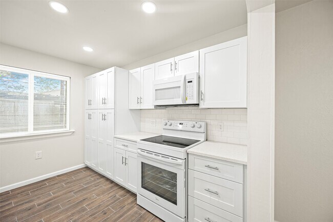 Building Photo - 1831 Country Village Blvd