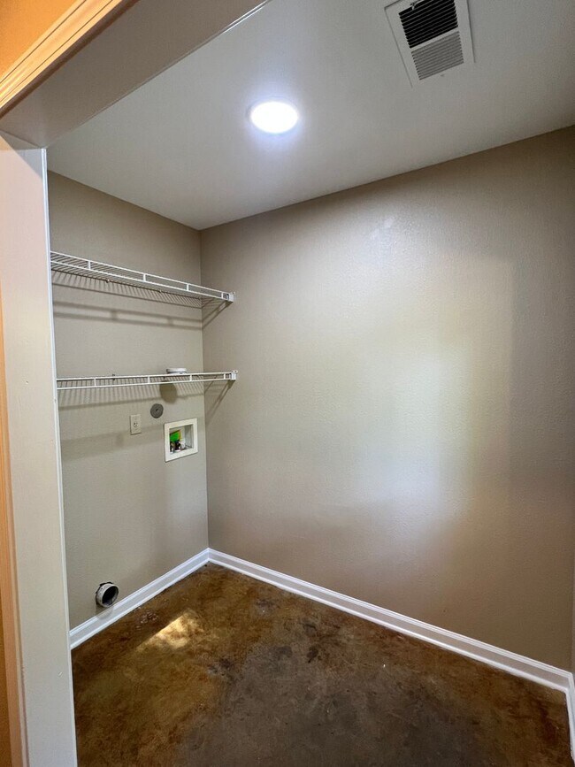 Building Photo - 3 BD 1 BA home in Millington! Minutes from Navy Base