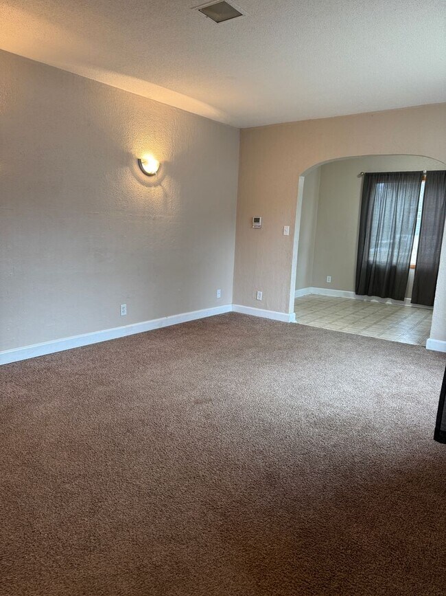 Building Photo - 3+ Bedroom 1.5 Bath / Single Family Home