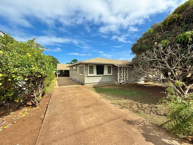 Building Photo - Partially Renovated 3 Bedroom / 2 Bathroom Main House – 1,400 Sq Ft