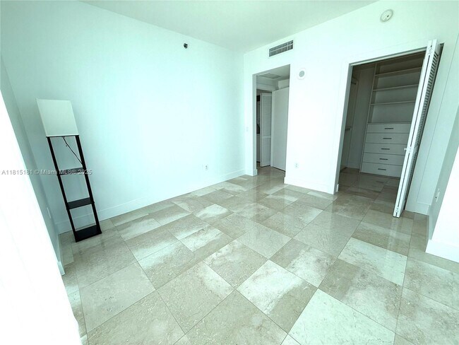 Building Photo - 950 Brickell Bay Dr