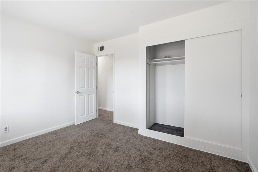 Building Photo - 858 Ashfield Ave