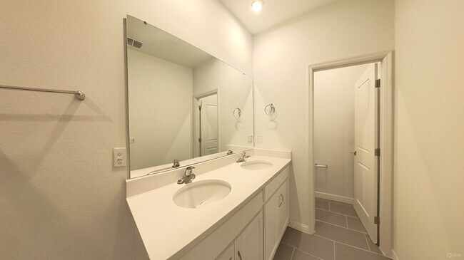 Building Photo - 550 Orient Ave