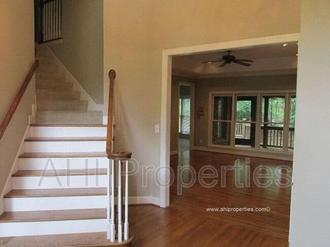 Building Photo - 6031 Rosemont Rd