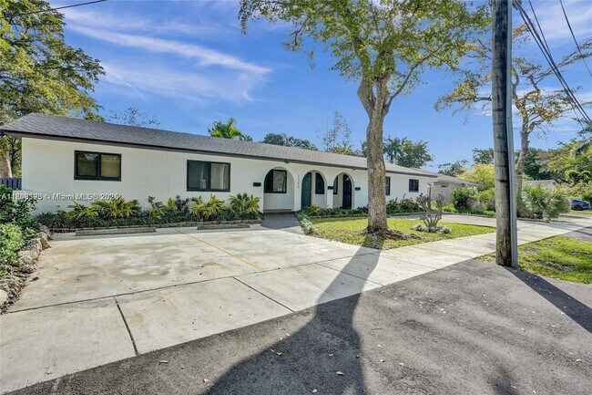 Building Photo - 2300 SW 18th Terrace