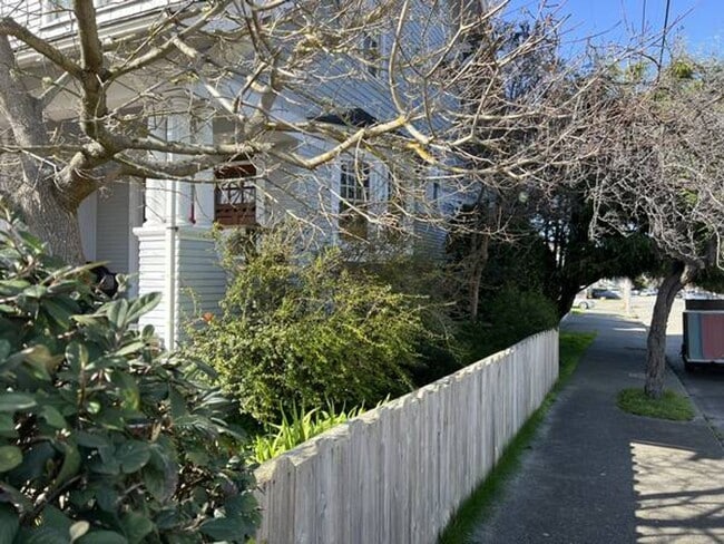 Building Photo - 2-3 Bedroom Apartment in Historic House