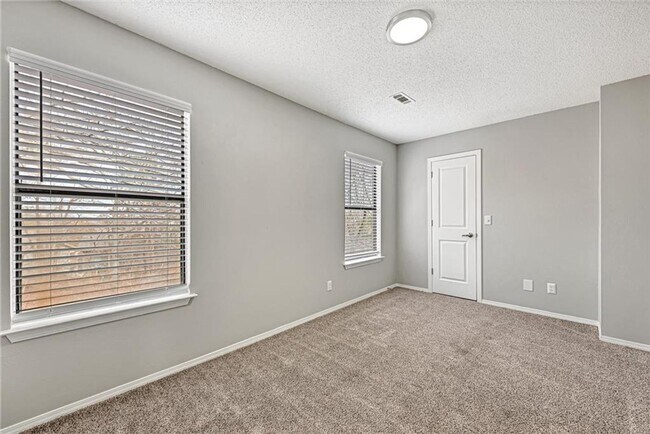 Building Photo - Updated 2 Bed 2 Bath Townhome located in East Fayetteville. Pool access included!