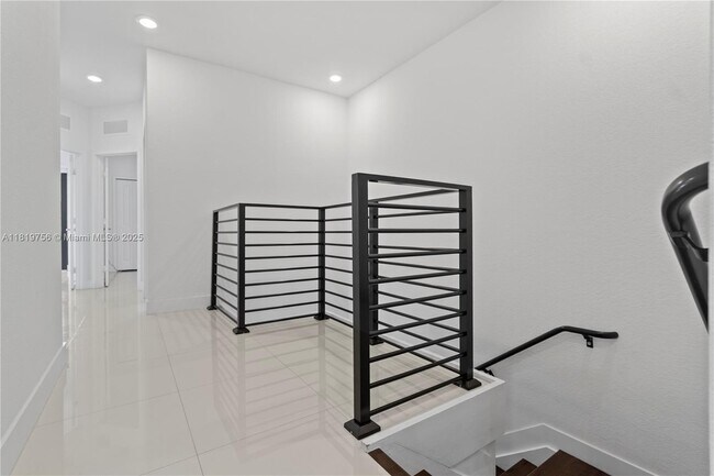 Building Photo - 535 SW 91st Pl